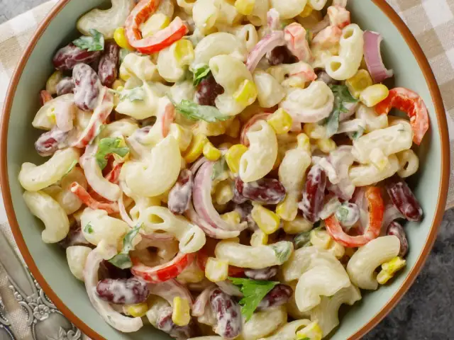 Sałatka z makaronem orzo i ogórkiem: przepis na hit każdej imprezy!