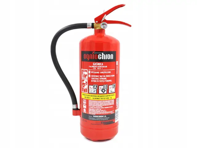 Czerwony gaśnica proszkowa z czarnym wężem i uchwytem.