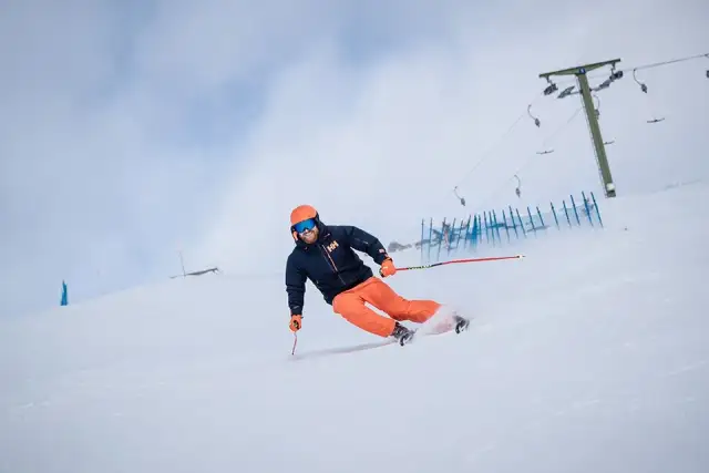 Co najlepiej założyć pod spodnie narciarskie, aby uniknąć zimna i zwiększyć komfort?