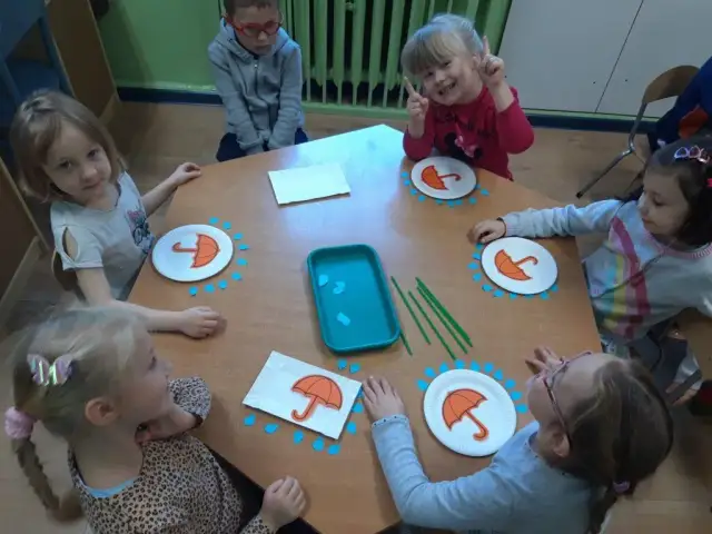 Jak powstaje deszcz w przedszkolu – proste eksperymenty i zabawy