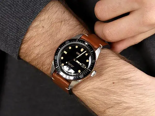 Jaki zegarek do czarnej koszuli, aby wyglądać elegancko i stylowo?