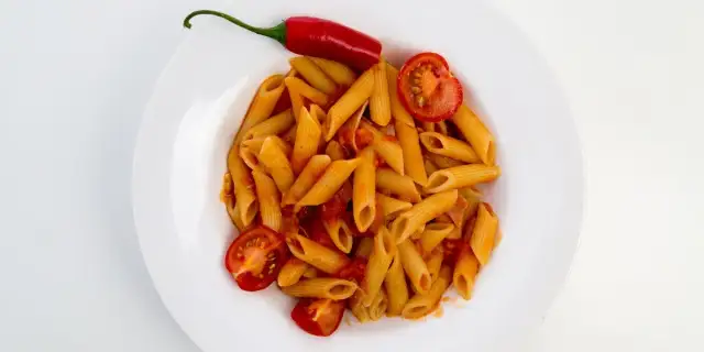 Penne arrabiata: prosty przepis na wyrazisty smak, który zachwyca