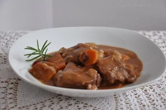 Wołowina po burgundzku: Sekret idealnego gulaszu Julii Child