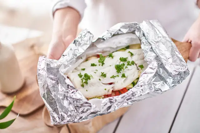 Jak ugotować rybę na parze bez parowaru – proste i szybkie metody