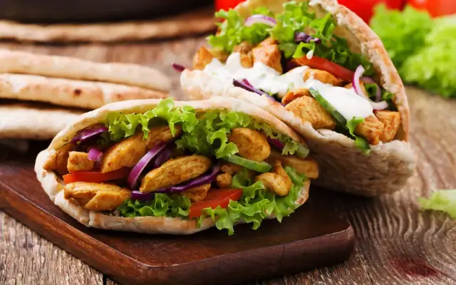 Jak zrobić kebab? Przepis na domowy, lepszy niż z budki!