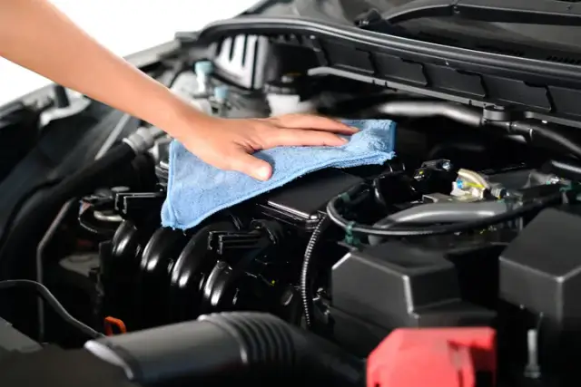 Skuteczne sposoby na to, czym zmyć olej z silnika bez wysiłku