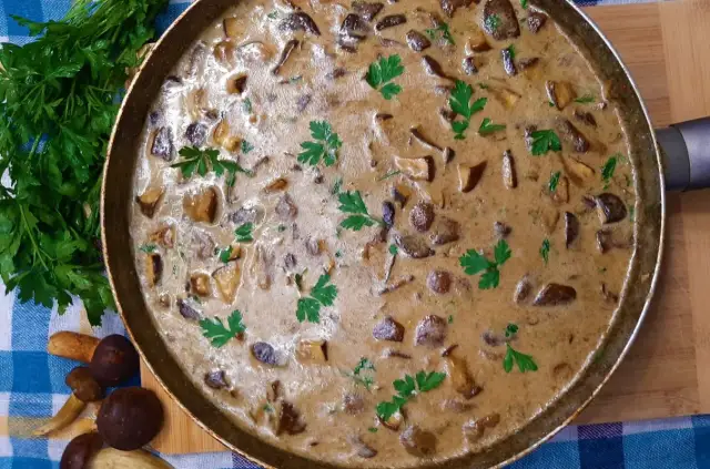 Jak zrobić sos grzybowy z mrożonych grzybów, który zachwyci smakiem