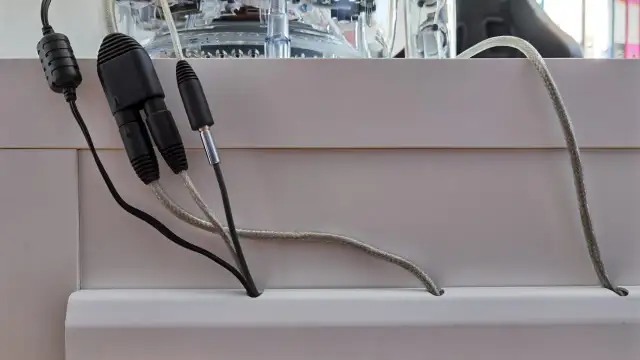 Jak ukryć kable pod biurkiem i zyskać estetykę w biurze