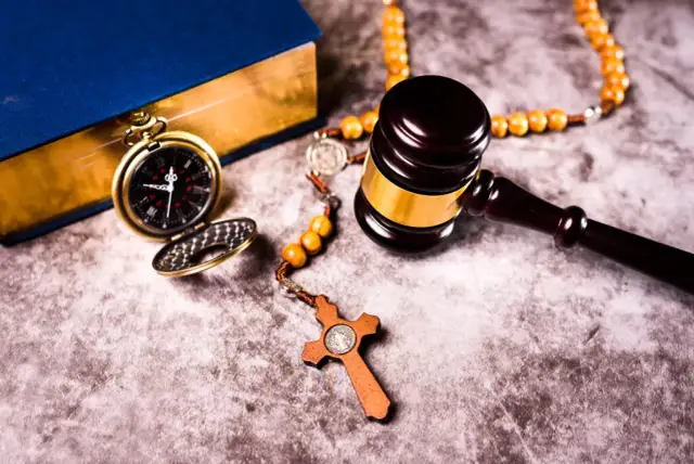 Jak zostać adwokatem kościelnym: kluczowe wymagania i kroki do sukcesu