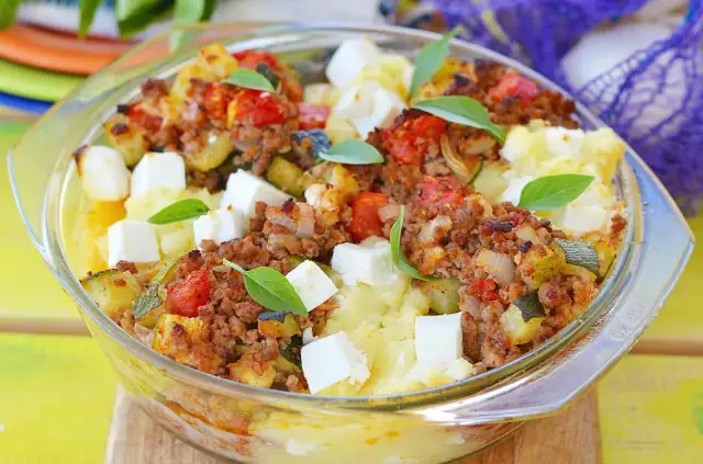 Zapiekanka ziemniaczana z mięsem mielonym i serem feta - łatwy przepis na pyszne danie
