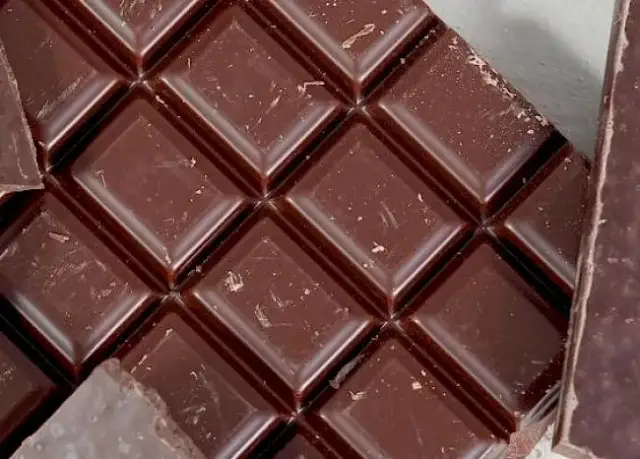 Ile kcal ma kostka czekolady? Zaskakujące wartości kaloryczne!