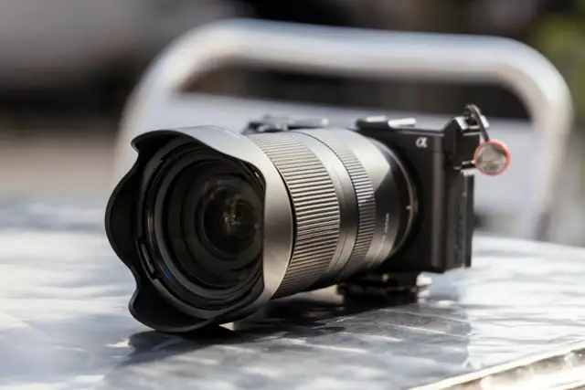 Aparat Sony Alpha z obiektywem Tamron 17-70 mm, gotowy do uchwycenia wyjątkowych chwil.