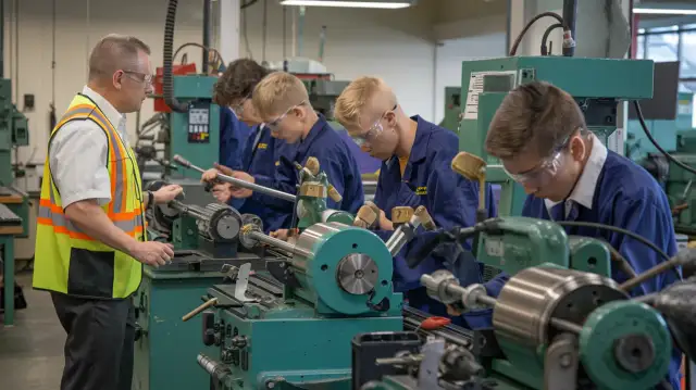 Co robi elektryk na praktykach? Poznaj obowiązki i wyzwania