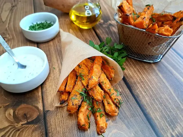 Idealne co do frytek z batatów: chrupiące, złociste, posypane ziołami, podane z dipem i oliwą.