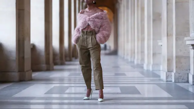 Eleganckie spodnie z wysokim stanem w stylizacji z puchatym bolerkiem i szpilkami.