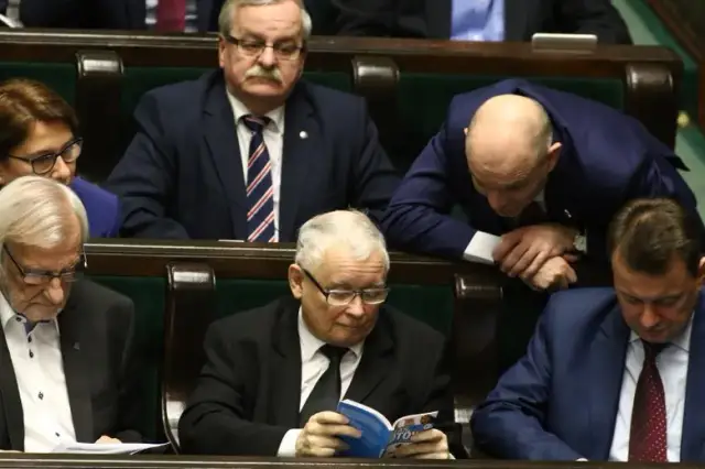 Kto siedzi obok Kaczyńskiego w Sejmie? Zaskakujące sąsiedztwo!