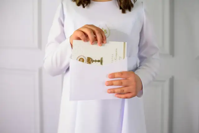 Komunia 2025: Ile włożyć do koperty? Sprawdź kwoty i porady