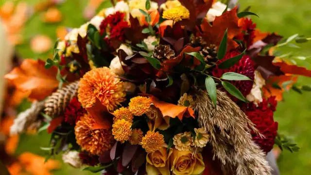 Jak zrobić stroik na cmentarz z hortensji - piękne kompozycje na grób