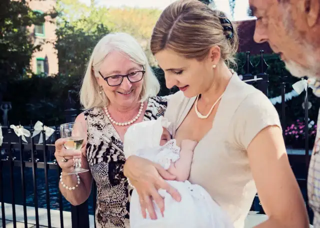 Idealna sukienka na chrzciny? Uniknij wpadki! Poradnik 2026