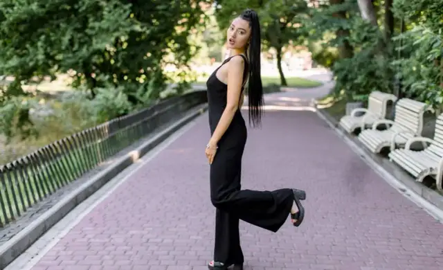 Czarny kombinezon na wesele? Stylowe dodatki, które musisz znać!