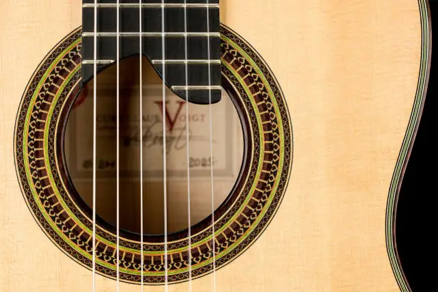 Jakie struny do gitary klasycznej? Wybierz idealne brzmienie!