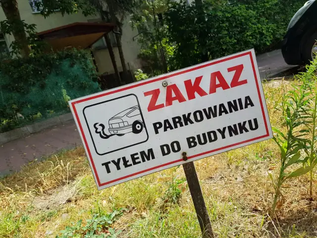 Czy można parkować tyłem do budynku? Sprawdź przepisy i zasady