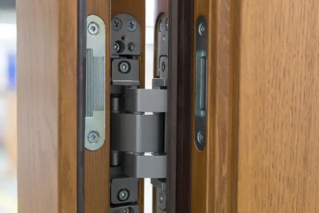 Montaż zawiasów w drzwiach: poradnik krok po kroku. Zrób to sam!