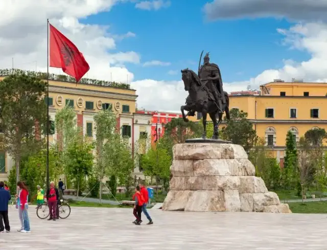 Najlepsze atrakcje w Tiranie, które musisz zobaczyć podczas wizyty