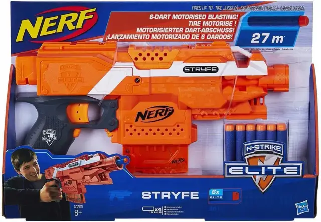 Pomarańczowy pistolet Nerf Stryfe Elite z magazynkiem i piankowymi strzałkami w opakowaniu.