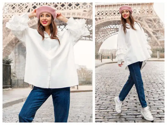 Kobieta w prześwitującej bluzce z koronkowymi rękawami i różowym beretem pozuje na tle Wieży Eiffla. Pod bluzką widać gładki top.