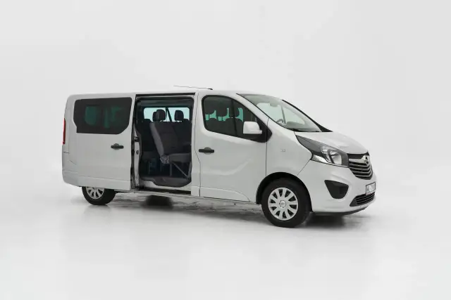 Srebrny bus 10 osobowy. Jakie prawo jazdy potrzebne do jego prowadzenia? Zobacz wnętrze z siedzeniami.