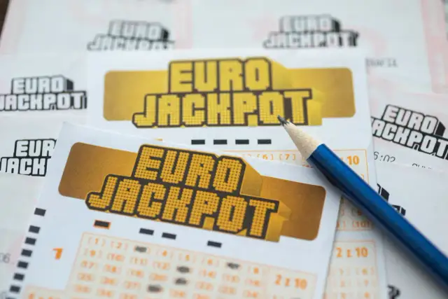 Kupony Eurojackpot i ołówek.