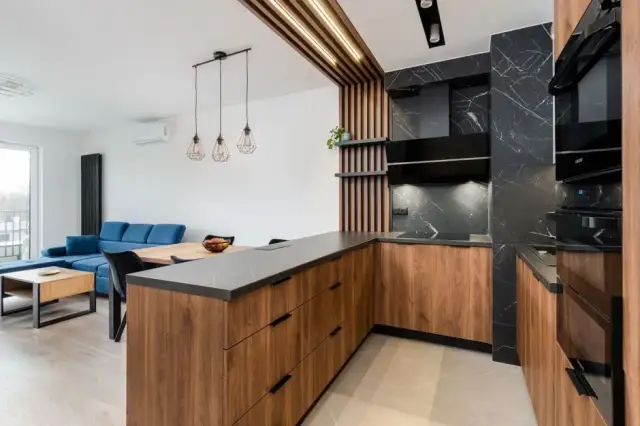 Jak obudować komin w kuchni? Od problemu do serca aranżacji.