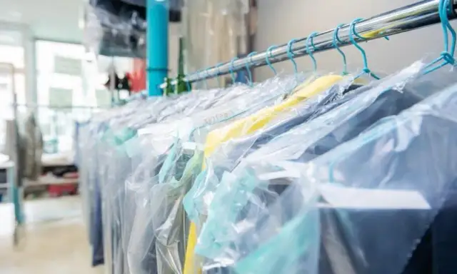 Na czym polega pranie chemiczne i jakie ma zalety dla tkanin?