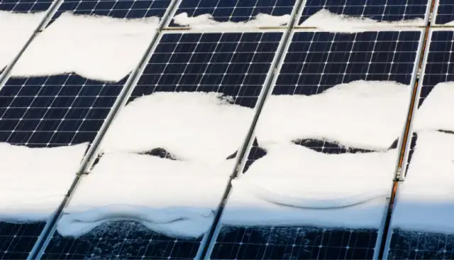 Czy zimą fotowoltaika działa? Zaskakująca efektywność paneli słonecznych.