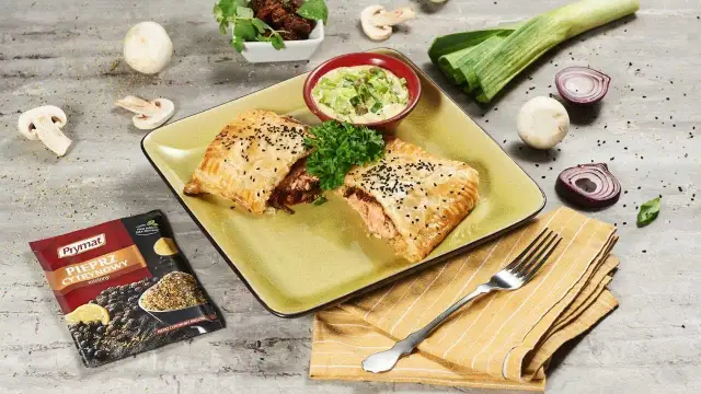 Aromatyczny łosoś w cieście francuskim: 3 proste przepisy na elegancki obiad