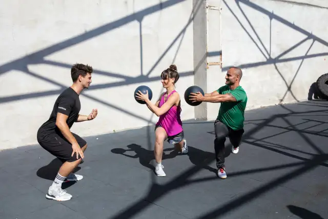 Ile zarabia trener CrossFit? Odkryj zaskakujące zarobki w Polsce