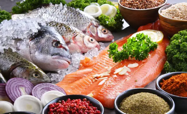 Świeże ryby na lodzie, łosoś, zioła, cebula, przyprawy i kasza. Czy ryba jest wegetariańska? Raczej nie, ale składniki do pysznego posiłku.