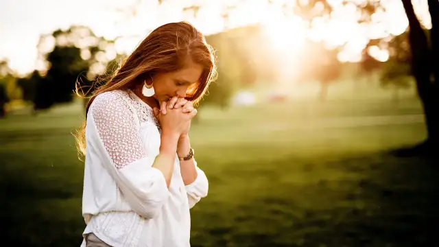 Czy modlitwa działa? Odkryj jej prawdziwą moc i skuteczność