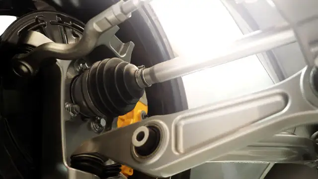 Elementy zawieszenia samochodu. Kiedy wymienić amortyzatory mimo braku widocznych wycieków? Sprawdź stan gumowych osłon i metalowych elementów.