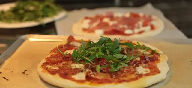 Réussir sa pizza maison: pâte prête & jambon, guide express