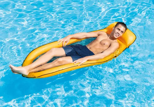 Intex materac do pływania - wybierz najlepszy model dla siebie