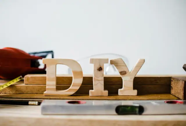 Jaką farbę do płyty MDF wybrać, aby uniknąć błędów malarskich?