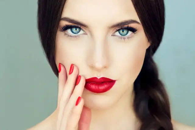 Odmładzające kolory szminek: Jak wybrać idealny odcień?
