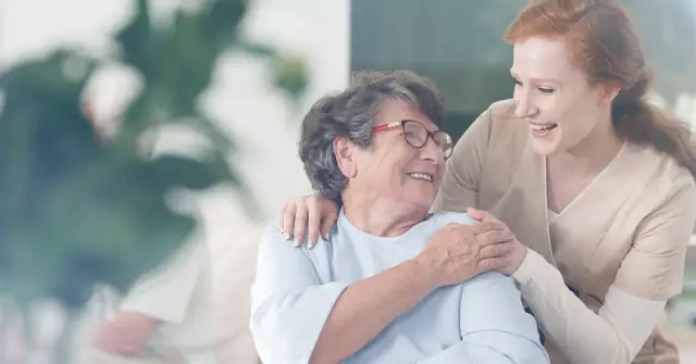 Opieka nad seniorem: Koszty od 35 zł/h do 9000 zł/mc. Przewodnik