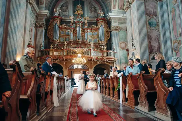 Ile daje się księdzu za ślub? Sprawdź, ile naprawdę to kosztuje