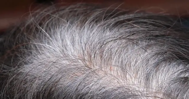 Jak ukryć odrosty bez farbowania i wyglądać młodziej bez chemii