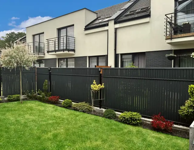 Jak zasłonić betonowe ogrodzenie i poprawić jego wygląd w ogrodzie