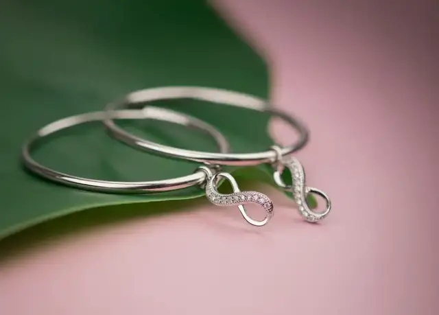 Naszyjnik nieskończoność co oznacza? Odkryj jego głębokie znaczenie