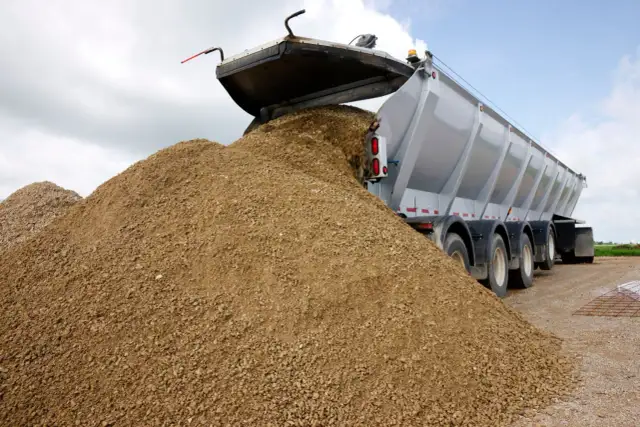 Transport kruszywa: Ile zapłacisz i jak obniżyć koszty?